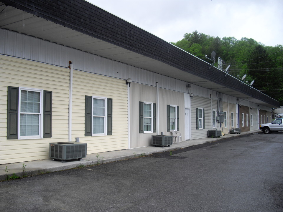 396 Blue Prince Rd in Bluefield, WV - Building Photo