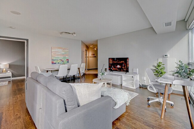 18 Yonge St in Toronto, ON - Building Photo - Building Photo