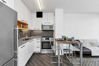 250 E Houston St, Unit 12A in New York, NY - Building Photo - Building Photo