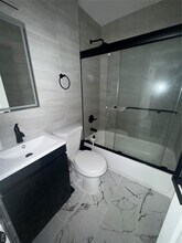 674 Winthrop Dr in Uniondale, NY - Foto de edificio - Building Photo