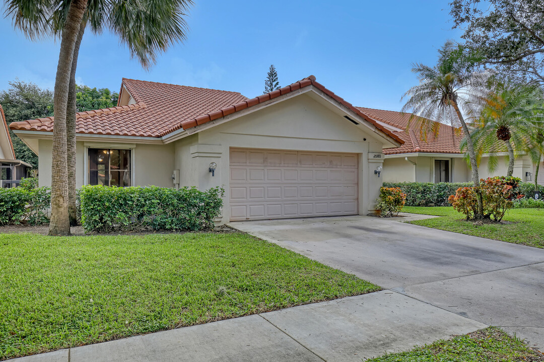 2580 Iroquois Cir in West Palm Beach, FL - Foto de edificio