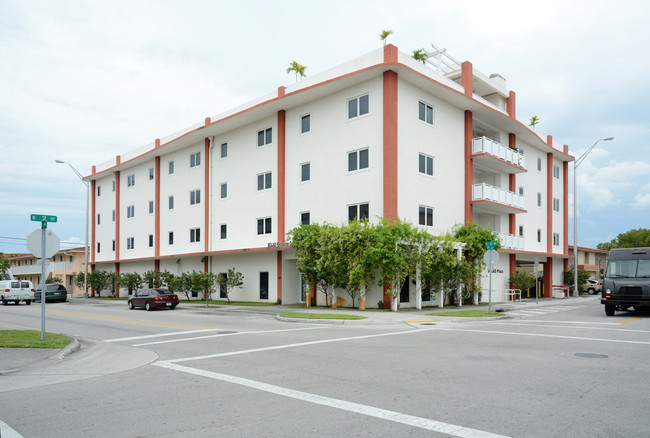 201 E 2nd St in Hialeah, FL - Foto de edificio - Building Photo