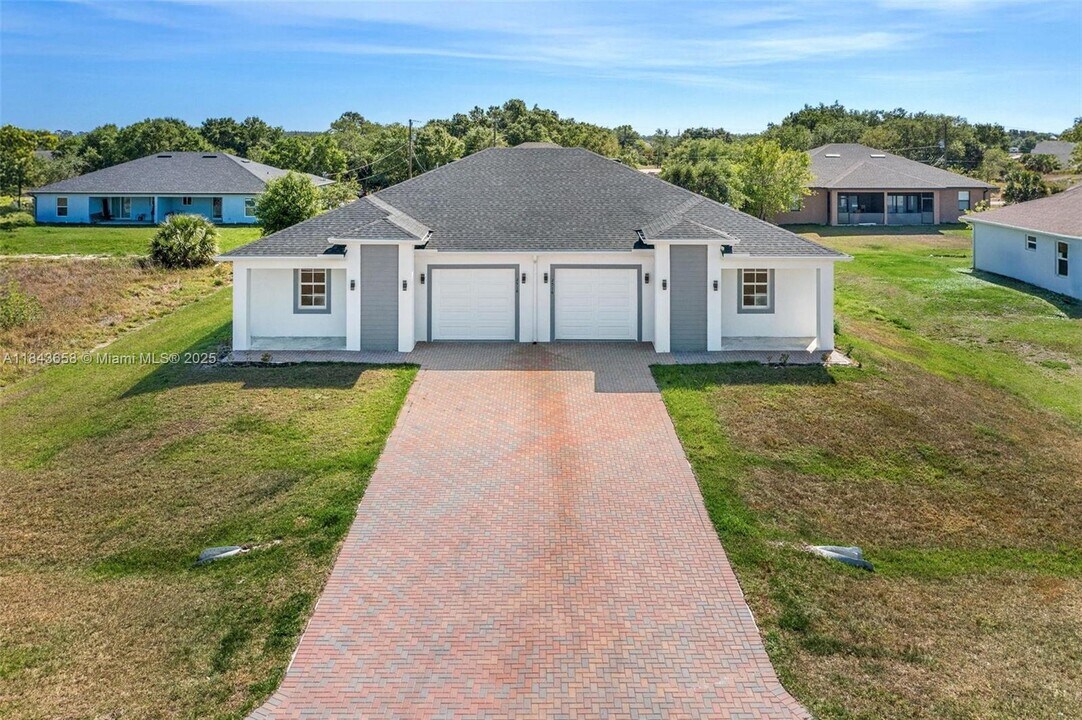 2516 Park Rd in Lehigh Acres, FL - Foto de edificio