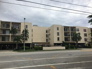 555 NE 123rd St in North Miami, FL - Foto de edificio - Building Photo