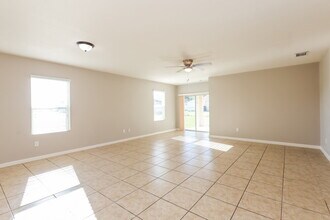 320 SE 3rd St in Cape Coral, FL - Foto de edificio - Building Photo