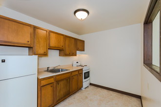 Ashwood Apartments in Grand Forks, ND - Building Photo - Building Photo