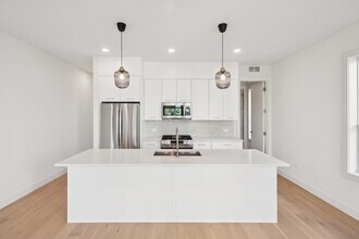 2323 N Lister Ave in Chicago, IL - Building Photo - Building Photo