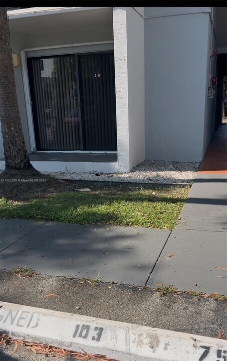 7110 NW 179th St in Hialeah, FL - Building Photo