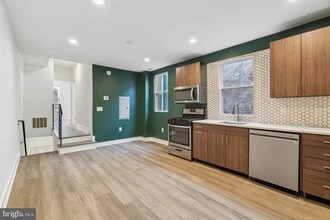 2146 N Van Pelt St, Unit 2 in Philadelphia, PA - Foto de edificio - Building Photo