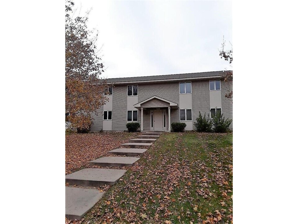870 E 6th St-Unit -#C in New Richmond, WI - Building Photo