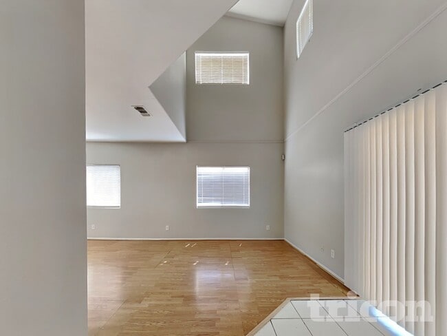 1750 W Union Hills Dr in Phoenix, AZ - Foto de edificio - Building Photo