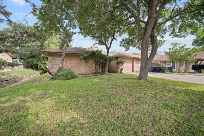 13918 Tree Crossing St in San Antonio, TX - Building Photo - Building Photo