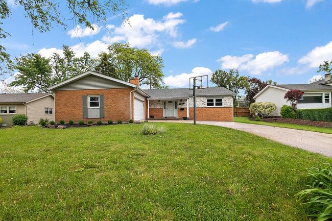 911 Cherokee Dr in Darien, IL - Building Photo - Building Photo