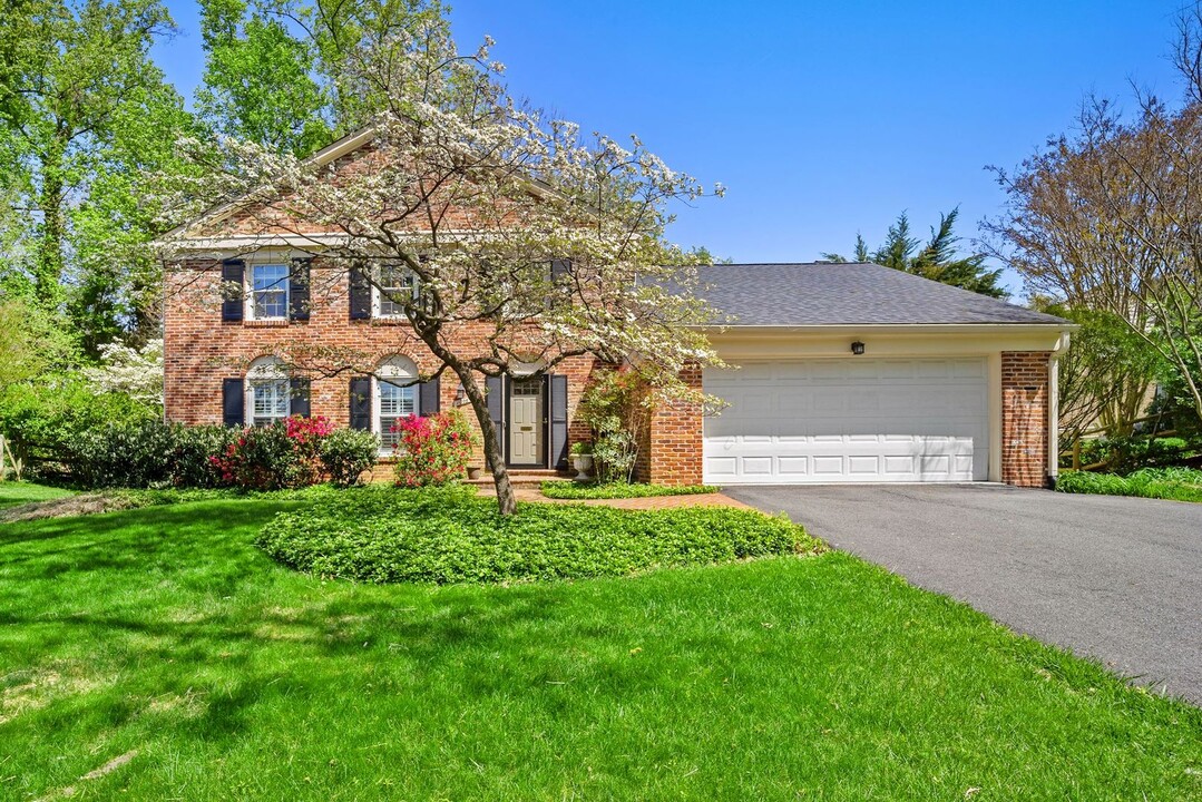 1096 Pipestem Pl in Potomac, MD - Foto de edificio