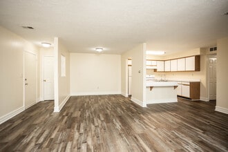 Ashby Glen Apartments in Vienna, WV - Building Photo - Interior Photo