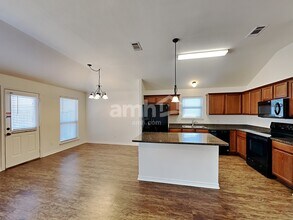 1316 Rosedale Springs Ln in Fort Worth, TX - Foto de edificio - Building Photo