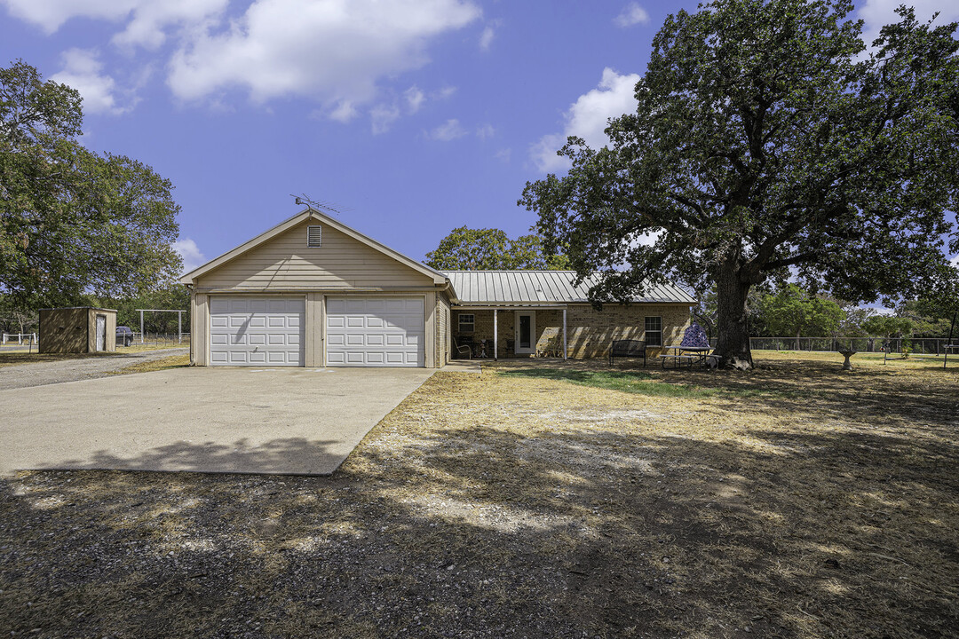 10985 State Highway 171 in Covington, TX - Building Photo