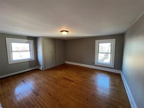 37 Smith St in Glen Cove, NY - Building Photo - Building Photo