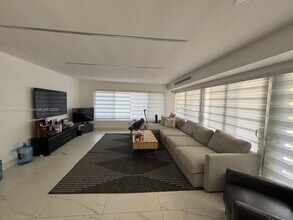 9257 Bay Dr in Surfside, FL - Foto de edificio - Building Photo