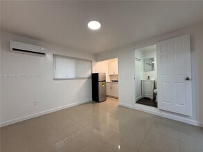 1122 NW 32nd Ct in Miami, FL - Building Photo - Building Photo