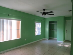 301 Canterbury Dr W in Riviera Beach, FL - Building Photo - Building Photo