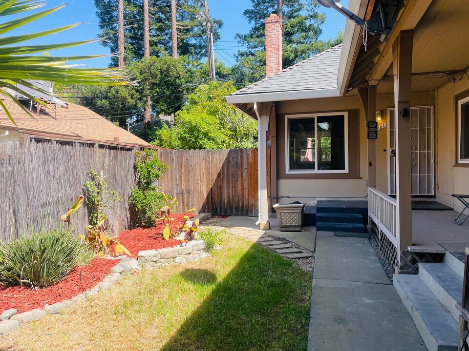 2452 Ione St in Sacramento, CA - Building Photo