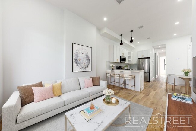 STUNNING TRUE 4 BED 2 BATH IN PRIME BUSHWICK TOWNHOUSE, Unit 3 in Brooklyn, NY - Building Photo - Building Photo