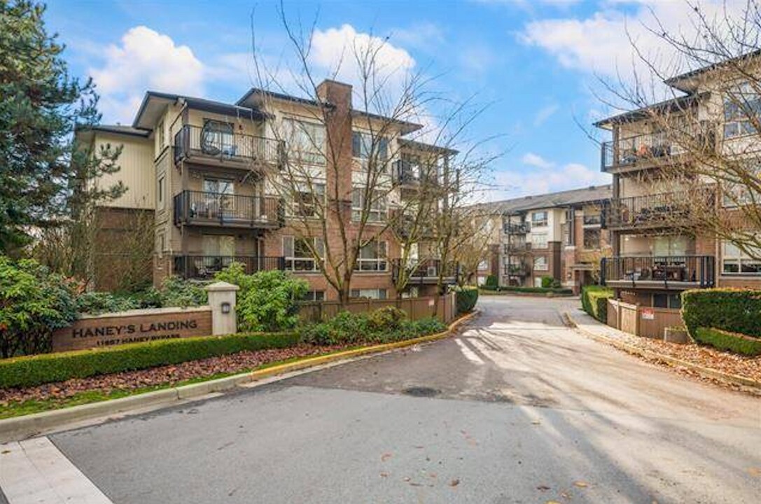 11665 Haney Byp in Maple Ridge, BC - Building Photo