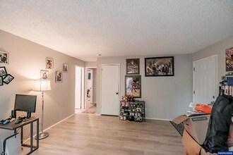 297 Main St W, Unit Apt 2 in Monmouth, OR - Building Photo - Building Photo