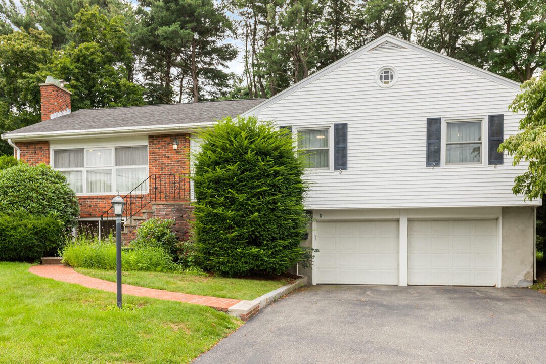 8 Albamont Rd in Winchester, MA - Building Photo