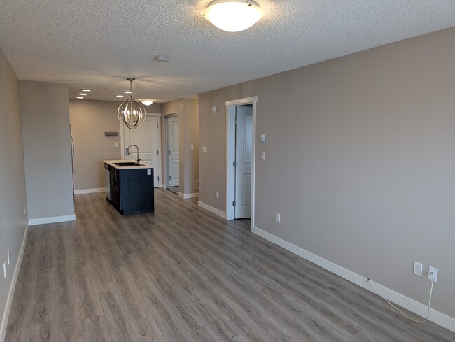 1506 Tamarack Blvd NW in Edmonton, AB - Building Photo - Building Photo