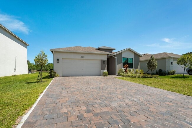 5892 SE Sky Blue Cir in Stuart, FL - Building Photo - Building Photo