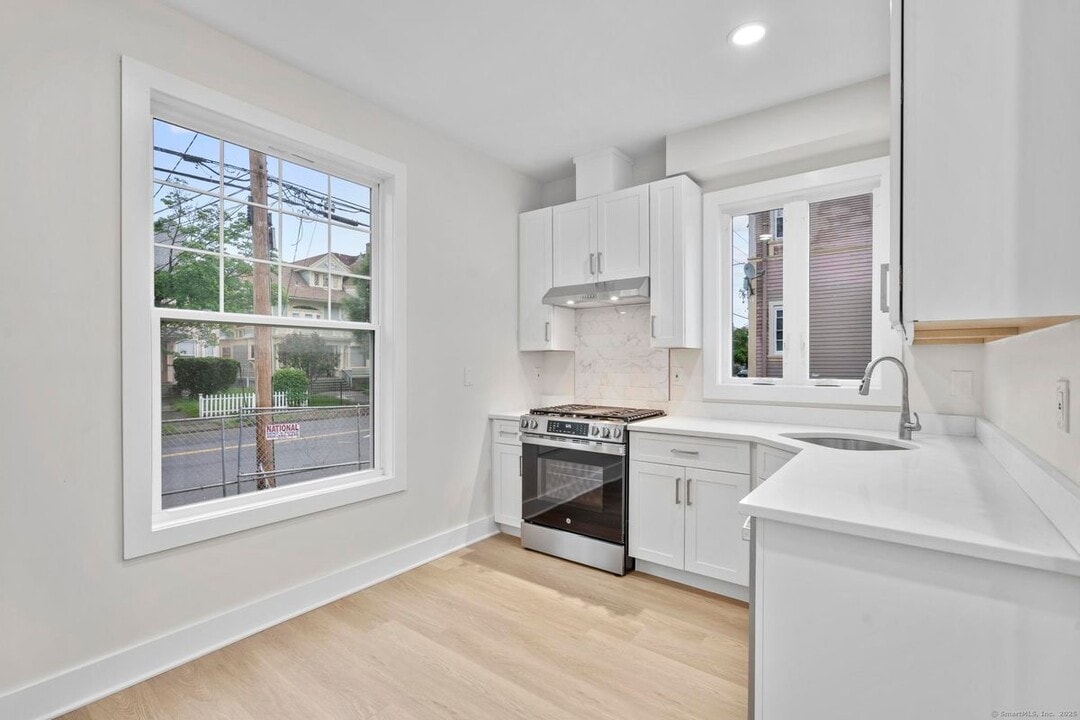 1546 Chapel St in New Haven, CT - Building Photo