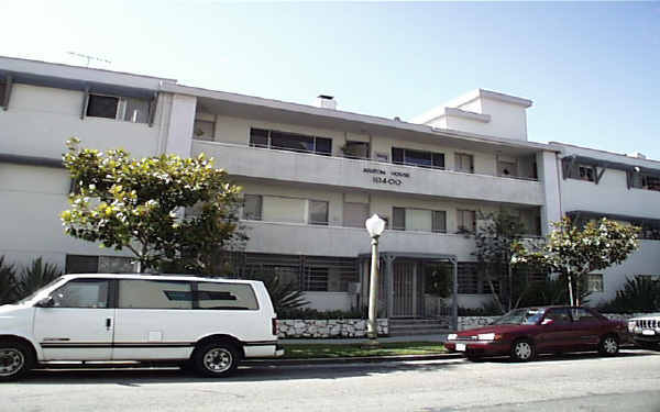 10400 Ashton Ave in Los Angeles, CA - Building Photo