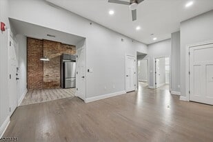 28 W Main St in Somerville, NJ - Building Photo