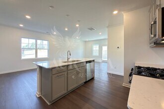 1036 Red Finch Way in Angier, NC - Foto de edificio - Building Photo