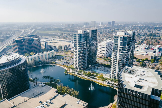 Essex Skyline at MacArthur Place in Santa Ana, CA - Foto de edificio - Building Photo