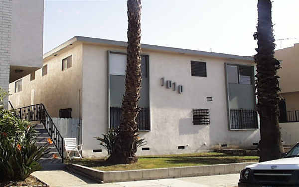 1010 N Orange Grove Ave in West Hollywood, CA - Foto de edificio
