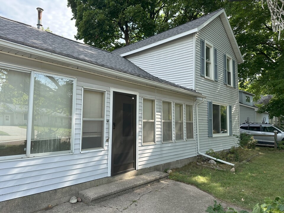 214 W Church St in Remus, MI - Foto de edificio