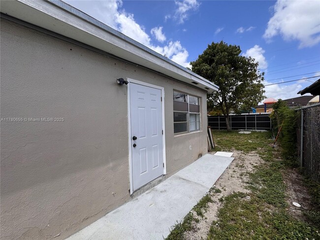481 E 31st St in Hialeah, FL - Foto de edificio - Building Photo