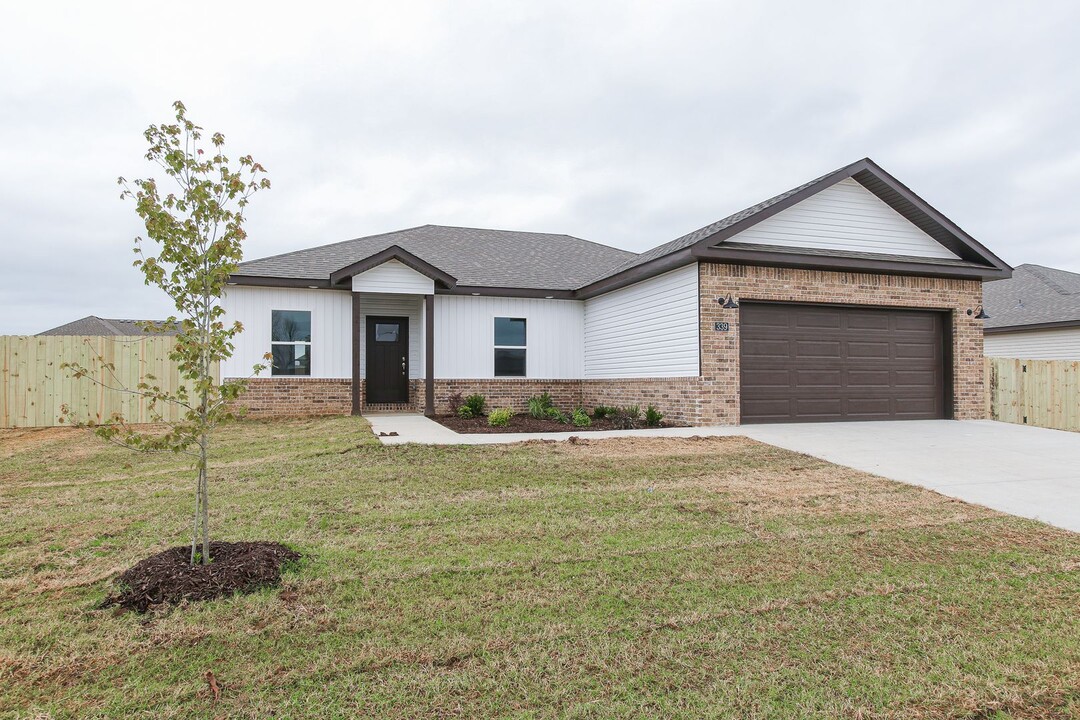 339 N Wyandotte St in Farmington, AR - Building Photo