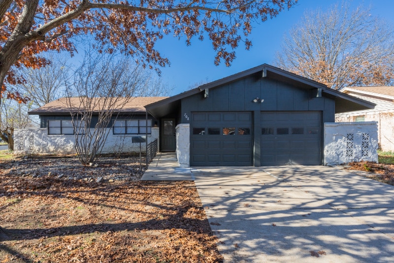 708 Meadowlark Cir in Crowley, TX - Building Photo