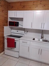 2210 NE 170th St in North Miami Beach, FL - Building Photo - Building Photo