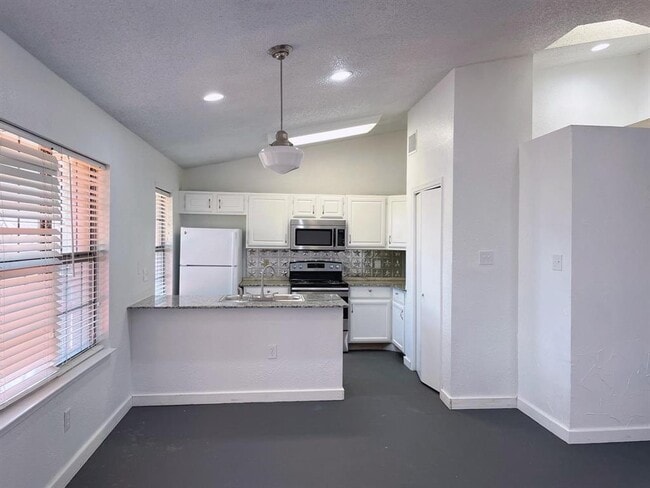 21107 Highland Lake Dr in Lago Vista, TX - Building Photo - Building Photo