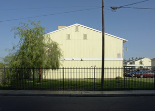 Woodview Apartment in Fresno, CA - Building Photo - Building Photo