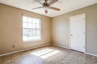 115-117 Dewayne Cir in Whitney, TX - Building Photo - Interior Photo