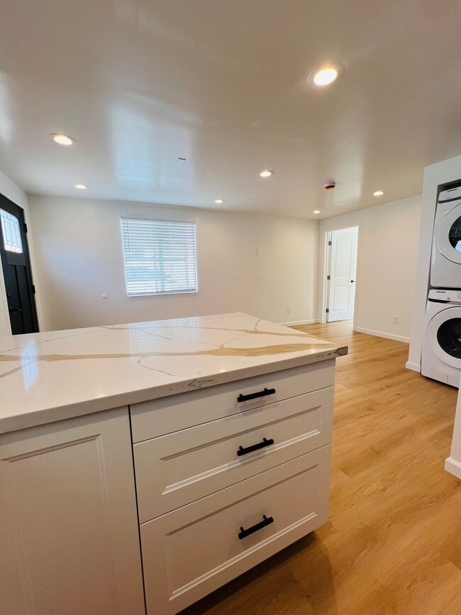 1553 W 106th St, Unit A in Los Angeles, CA - Foto de edificio - Building Photo