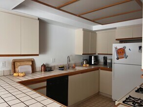 18435 Keswick St, Unit 4 in Reseda, CA - Building Photo - Building Photo