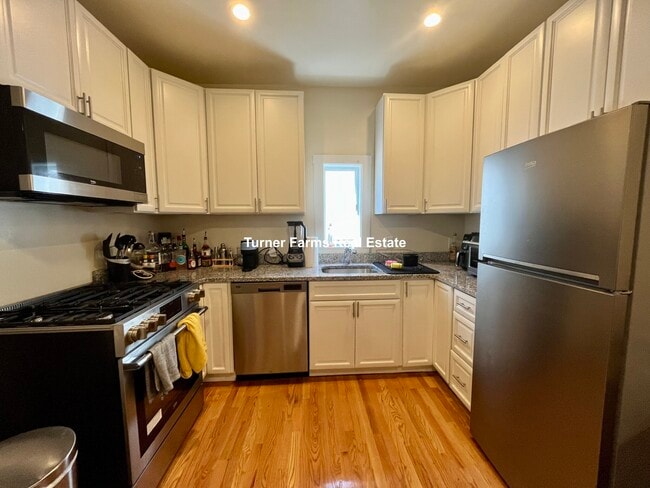 525 E 3rd St, Unit 2R in Boston, MA - Foto de edificio - Building Photo