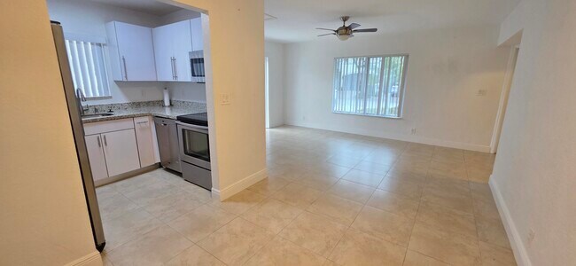 560 NE 19th Ave in Deerfield Beach, FL - Building Photo - Building Photo